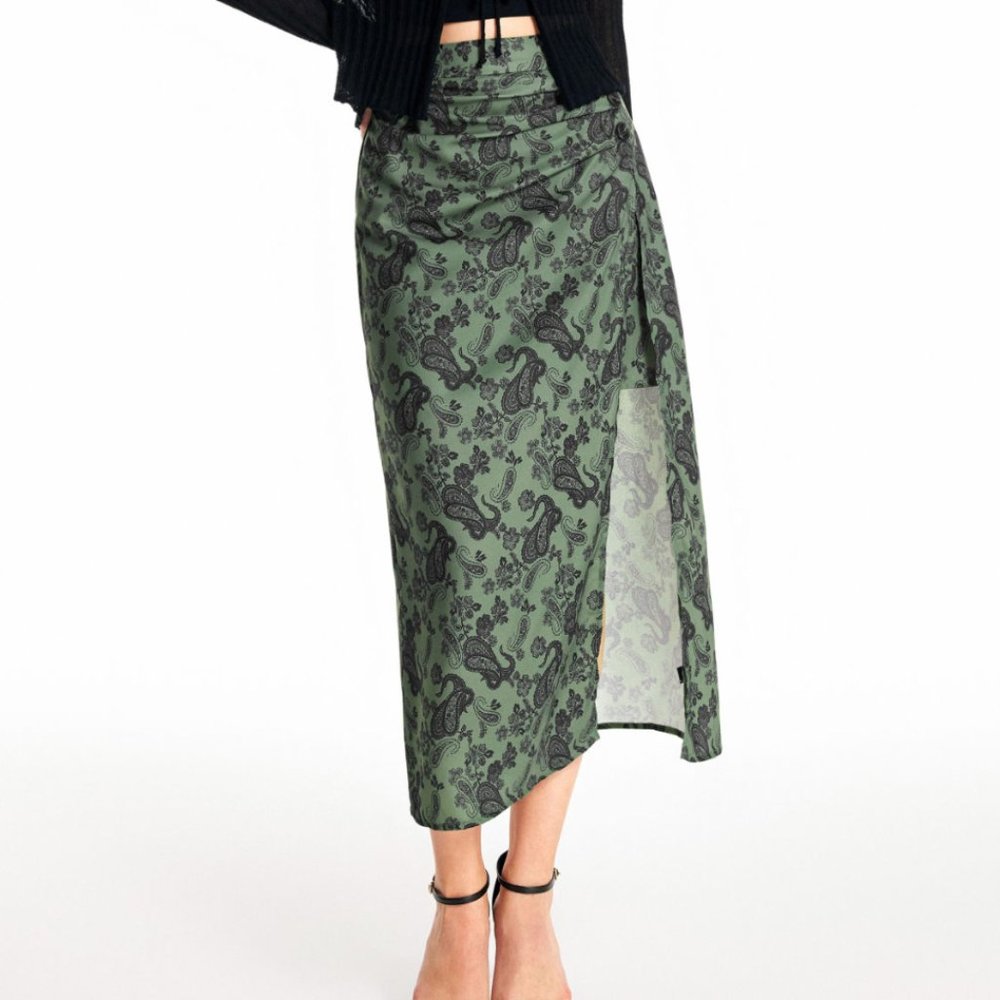 NWT Paisley Pattern Slit Long Skirt